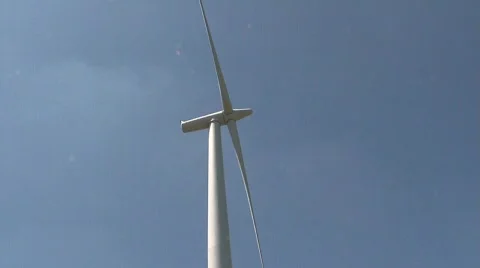 Against low-angle windmill ( éolienne en contre plongée ) 库存影片 456703