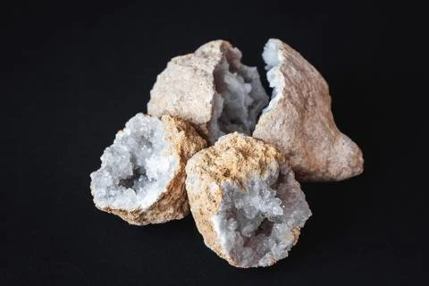 Agate. A cross section of agate stone with geode on a black background. Origi Foto stock