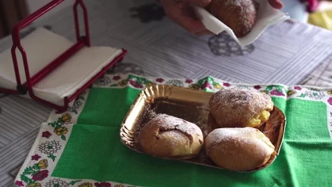 Age-spotted hand picking up sfogliatella napoletana pastry Видео 276674380