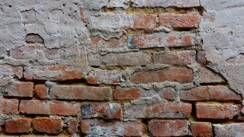 Aged Brick Wall With Weathered Patterns in Urban Setting Foto stock