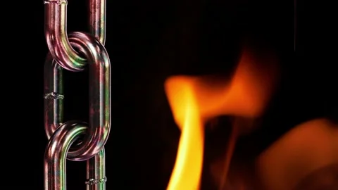 Aged copper chain with blazing fire behind. Live footage plus 3D animation. 스톡 동영상 160471316