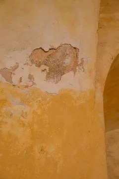 Aged Cracked Stucco Wall with Rustic Architectural Texture Фото