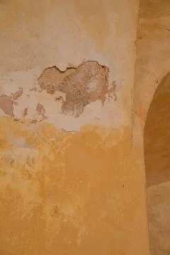 Aged Cracked Stucco Wall with Rustic Architectural Texture Fotos de archivo