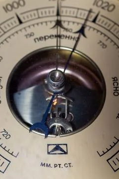 An aged device with a circular scale and metallic components indicates current Stockfoto's