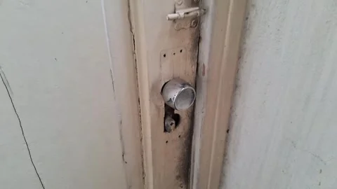 Aged door handle turning in retro motion video footage clips daily Vidéo 341524308