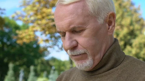 Aged man chatting by smartphone application, typing message online, technology Stockbeeldmateriaal 118992174