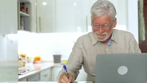 Aged remote worker. Concentrated senior male in glasses work on laptop from.. Stock-Footage 236928168