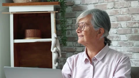 Aged remote worker. Concentrated senior female in glasses work on laptop fr.. Stock-Footage 236928286