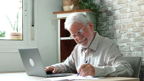 Aged remote worker. Concentrated senior male in glasses work on laptop from.. Stock-Footage 236928317
