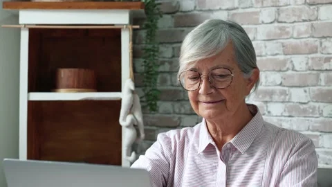 Aged remote worker. Concentrated senior female in glasses work on laptop fr.. Stock-Footage 236928318