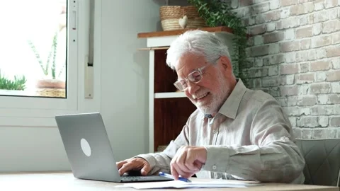Aged remote worker. Concentrated senior male in glasses work on laptop from.. Stock-Footage 236928626
