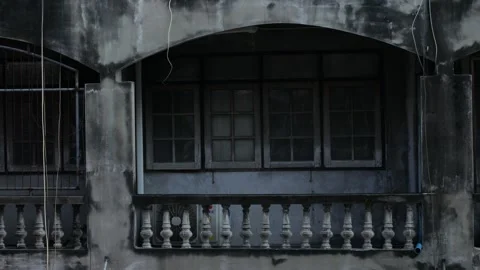 Aged weathered concrete building facade with ornate balusters Vidéo 331494095