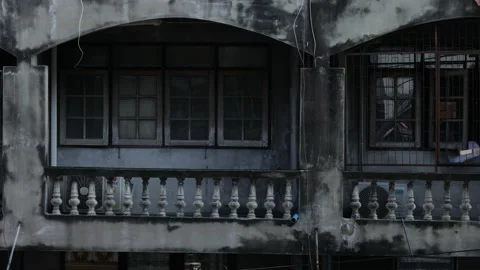Aged weathered concrete building facade with ornate balusters Vidéo 335069220