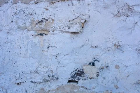 Aged Whitewashed Wall with Exposed Layers and Cracks Foto stock