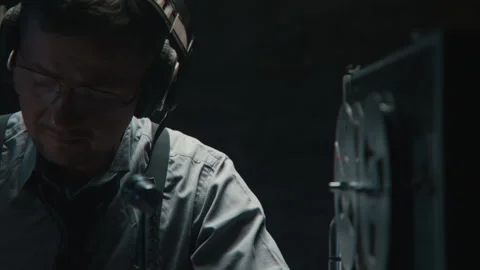 An agent engaged in wire tapping all day 스톡 동영상 258226514