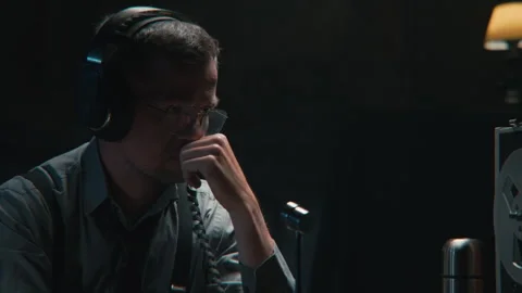 An agent engaged in wire tapping Vídeo Stock 258165340