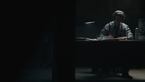 An agent engaged in wire tapping on his desk 库存影片 258166903