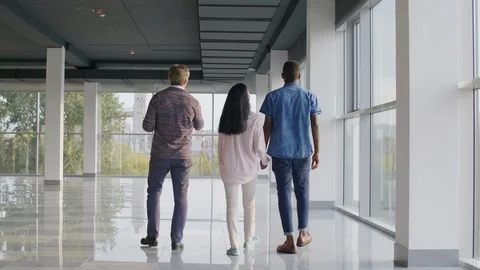 Agent making tour of new flat for just married couple Stock Footage 125804027