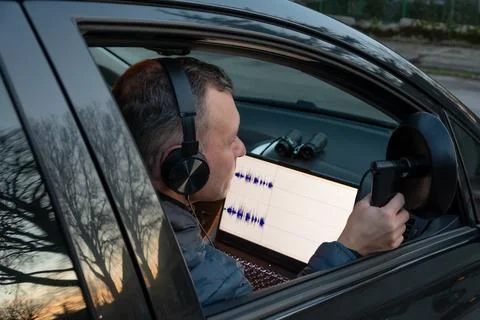 An agent performs listening surveillance using acoustic equipment from insi.. 写真素材