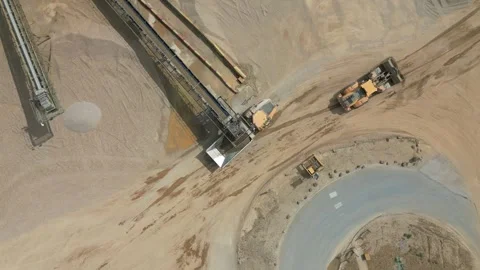 Aggregate Quarry: Dump Truck Loading (Quarry Conveyor Belt System) Vídeo Stock 313628922