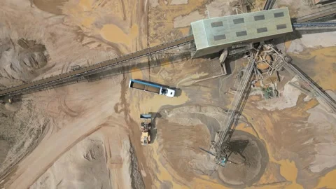 Aggregate Quarry: Loading HGV Vehicle (Quarry Conveyor Belt System) Vídeo Stock 313628387