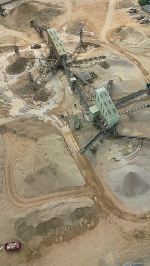 Aggregate Quarry: Loading Shovel (Quarry Conveyor Belt System) -Portrait Vídeo Stock 313628005