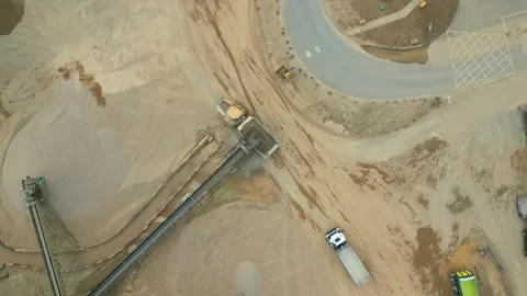 Aggregate Quarry: Loading Vehicles HGV (Quarry Conveyor Belt System) Vídeo Stock 313629393
