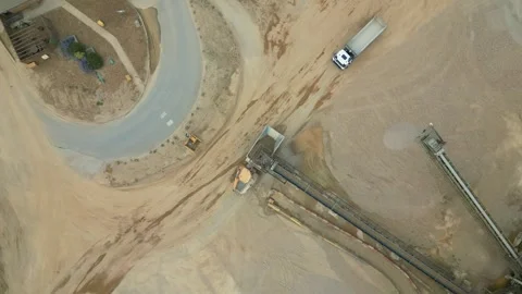 Aggregate Quarry: Loading Vehicles HGV (Quarry Conveyor Belt System) Vídeo Stock 313629510