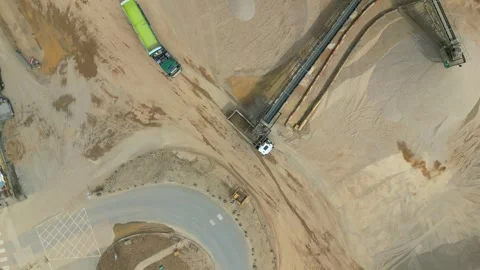 Aggregate Quarry: Loading Vehicles HGV (Quarry Conveyor Belt System) Vídeo Stock 313629540