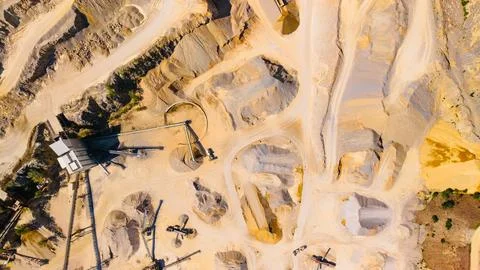 Aggregate quarry sorting plant. Top down perspective displays screening mac.. Fotos de archivo