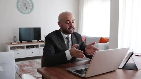 Aggressive businessman. Vídeo Stock 131346400