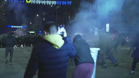 Aggressive hooligans throw objects at police on a boulevard in Sofia 스톡 동영상 324564056