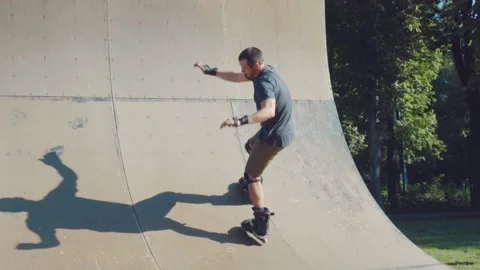 Aggressive skating.A young handsome man in sports roller skates drives onto a Video stock 142836639