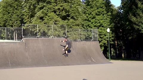 Aggressive vertical skating.A young handsome man in sports roller skates drives Stock-Footage 142667120