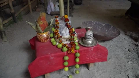Aghori post-mortem ceremony ritual altar, Varanasi, India 스톡 동영상 284632412