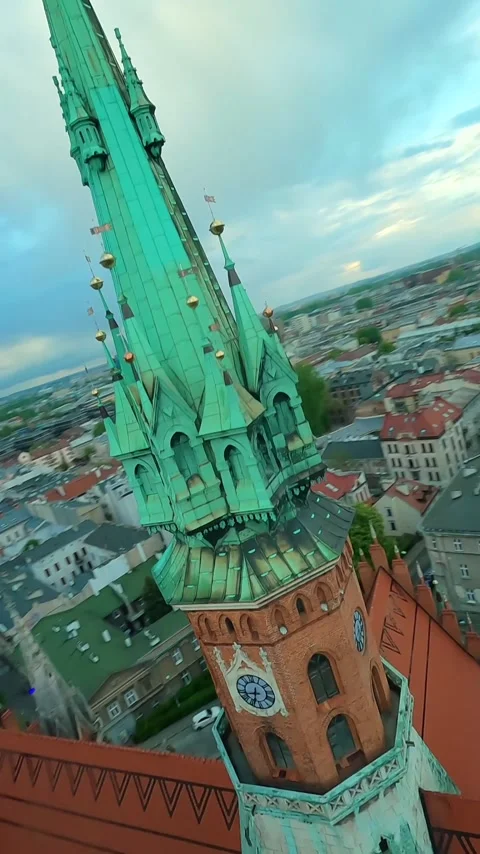 Agile flight around St. Joseph's Church and over Podgorski Square in Cracow Stockbeeldmateriaal 342835902
