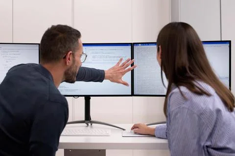 Agile Pair Programming And Extreme Coding: Two Developers Collaborating At De Stockfoto's