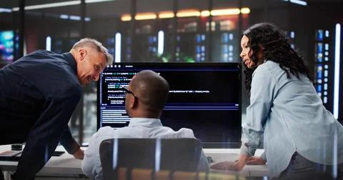 Agile Professionals Collaborate On Programming Efficiency In Diverse Team Set 库存照片