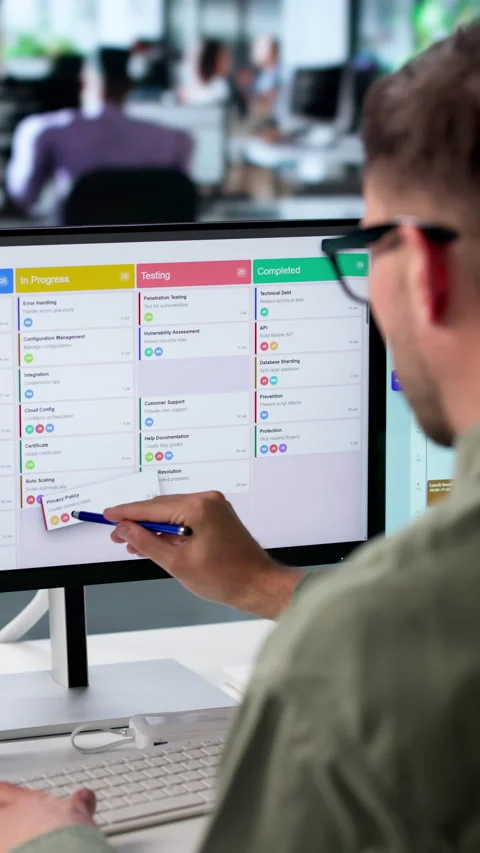 Agile Project Manager Reviews Digital Scrum Board On Laptop Stockbeeldmateriaal 339893449