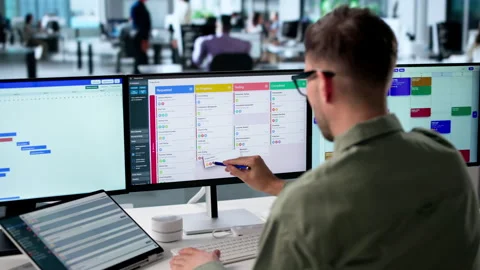 Agile Project Manager Reviews Digital Scrum Board On Laptop Stockbeeldmateriaal 340398030