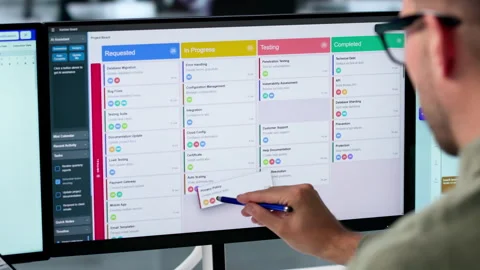 Agile Project Manager Reviews Digital Scrum Board On Laptop Stockbeeldmateriaal 340997780
