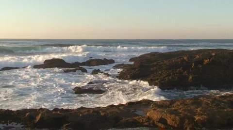 Agitated sea waves against rocks Видео 100575