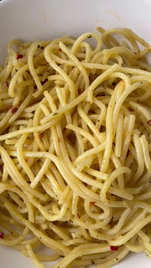 Aglio olio in spaghetti made with olive oil , garlic ,chilli flakes and sea.. Stock Footage 337401888