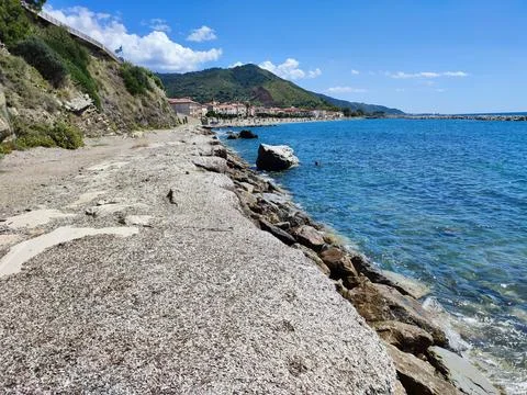 Agnone Cilento -  Scorcio del borgo dal sentiero di costa 库存照片
