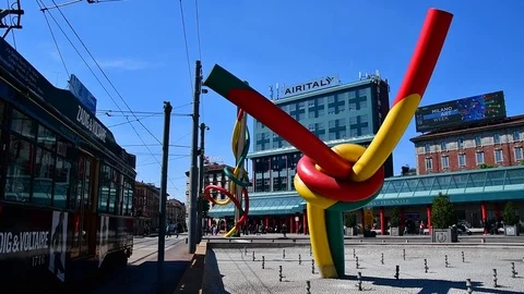 The "Ago, filo e nodo" public artwork in Piazza Cadorna, Milan Stock Footage 120555682