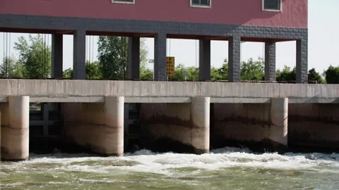 Agricultural dam sluice flows Vídeo Stock 257534067