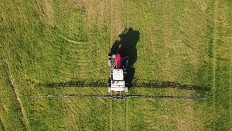 Agricultural sprayer on the field. preparation for work. Drone view Vídeo Stock 162909249