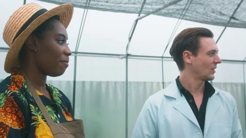 Agronomist and Scientist are analyzing organic vegetables plants in greenhous Vídeo Stock 205549998