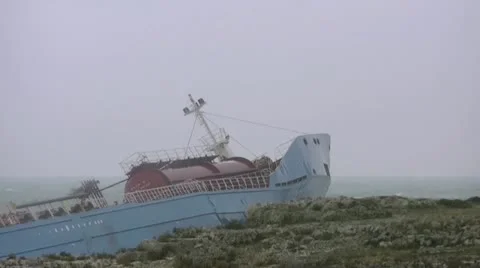 Aground ship in the storm pan Stock-Footage 22226504