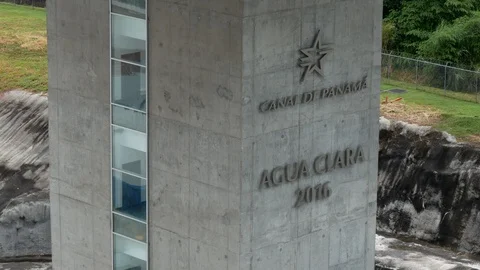 Agua Clara control tower (torre de control). New locks of Panama Canal Vidéo 121457863